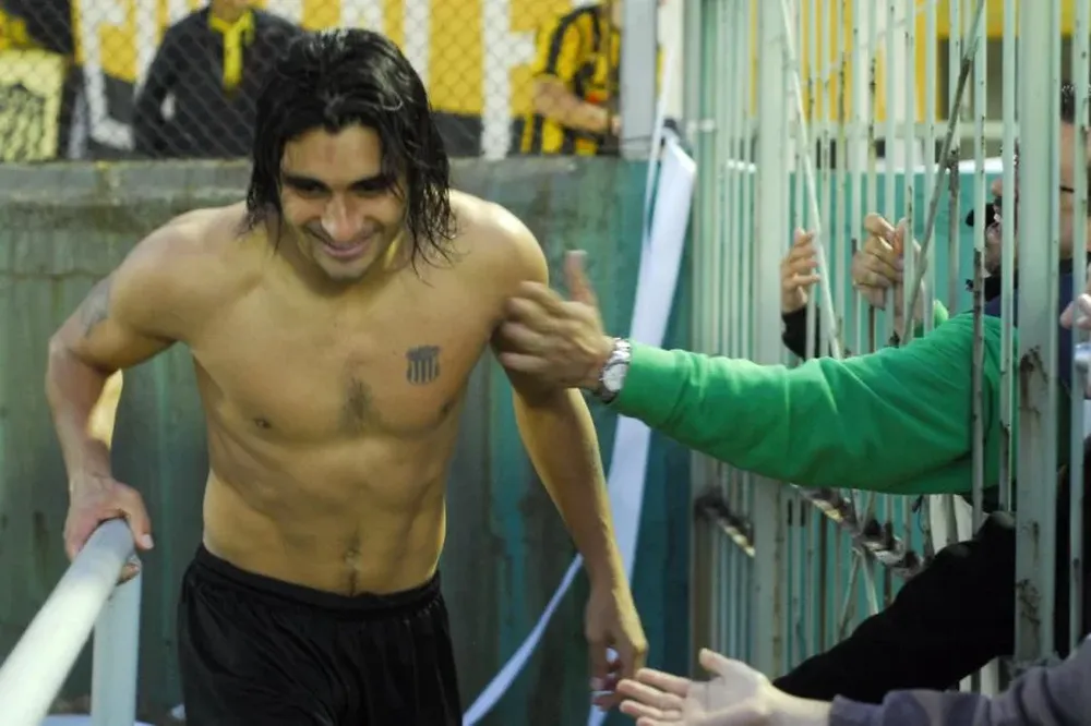 Carlos Bueno con el escudo tatuado en el corazón