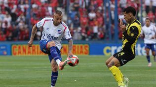 Nicolás López de Nacional ante Jesús Trindade de Peñarol por la final de la Liga AUF Uruguaya
