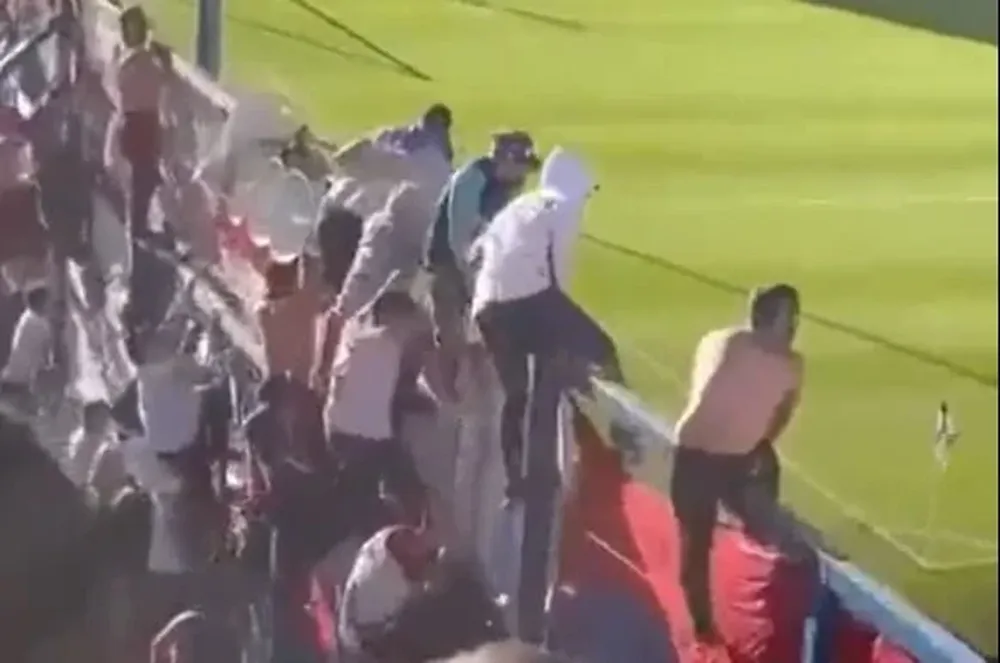 Hinchas de Nacional pasando de la Abdón Porte a la Atilio García en el clásico de este domingo