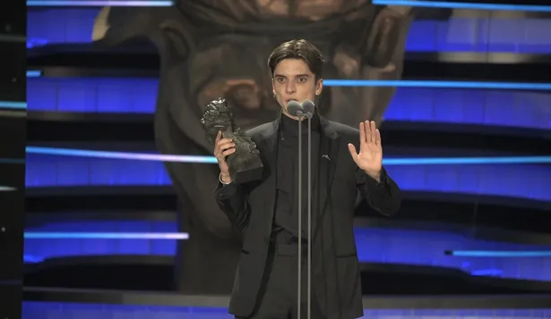 El actor Matías Recalt recibe el Premio Goya a Mejor Actor Revelación por La Sociedad de la Nieve, durante la gala de la 38 edición de los Premios Goya.