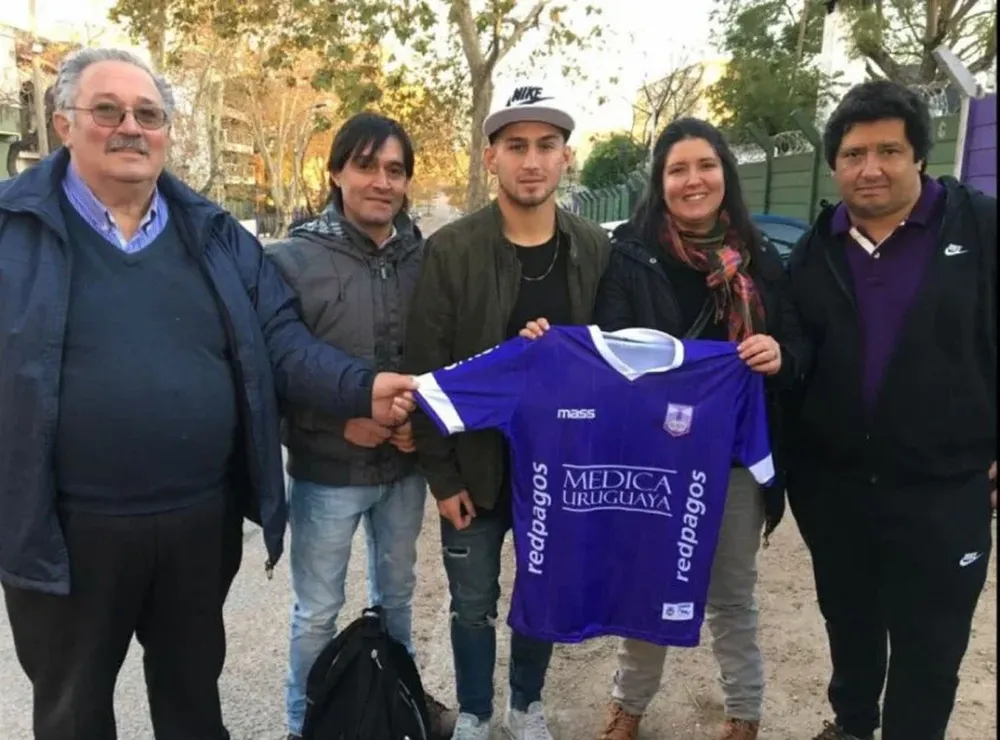 Pablo López, el último en debutar en Primera el domingo pasado, con la camiseta del debut y su familia