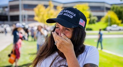 Mujer llora después del asesinato de Charlie Kirk, en la Universidad de Utah.
