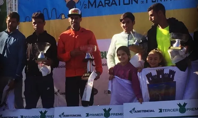 Gardiol, de rojo, con el trofeo en Punta del Este