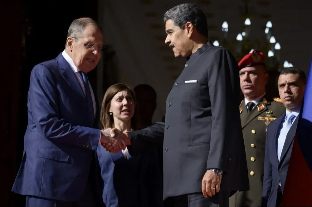 El presidente Maduro (der.) saluda al canciller ruso Serguéi Lavrov en su visita al palacio presidencial Miraflores.