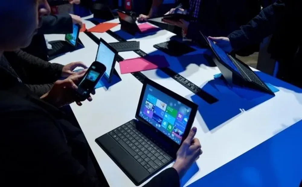 A pesar del lanzamiento de un nuevo sistema operativo, Windows 8, Microsoft no ha podido revertir la tendencia de reducción de ventas de computadoras