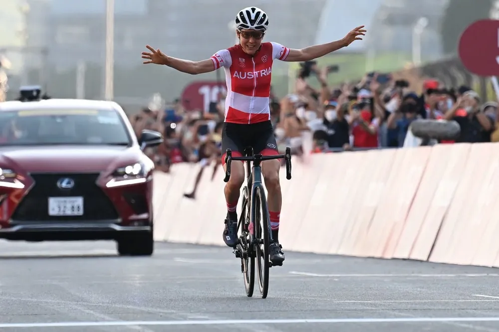 La austríaca Anna Kiesenhofer ganó de punta a punta la prueba, pero hay una historia detrás