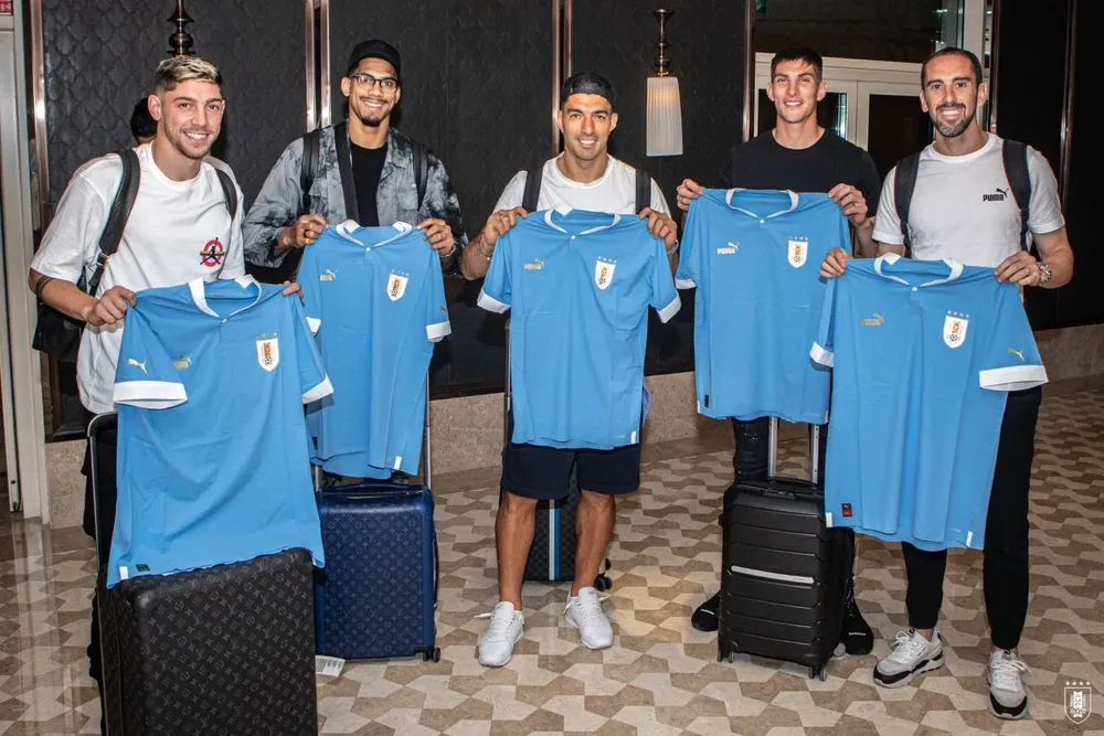 Federico Valverde, Ronald Araujo, Luis Suárez, Sergio Rochet y Diego Godín, fueron los primeros jugadores celestes en arribar este sábado a Abu Dabi