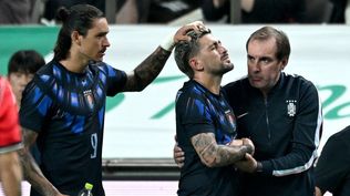 Darwin Núñez trata de consolar a Giorgian De Arrascaeta, quien se fracturó la muñeca con la selección uruguaya ante Corea del Sur