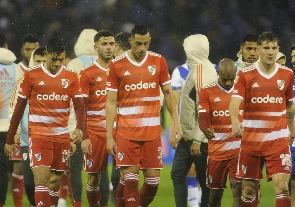 River, con la cabeza gacha tras la derrota