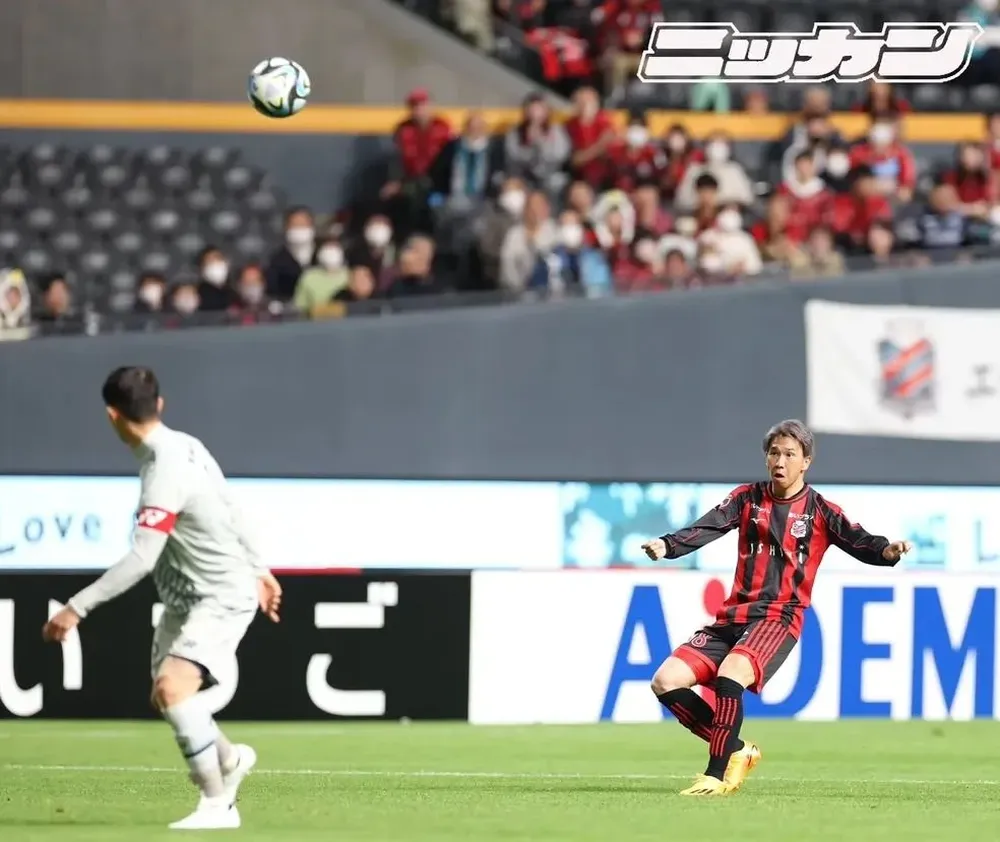 El remate de Asano desde la mitad de la cancha que fue gol y luego anulado