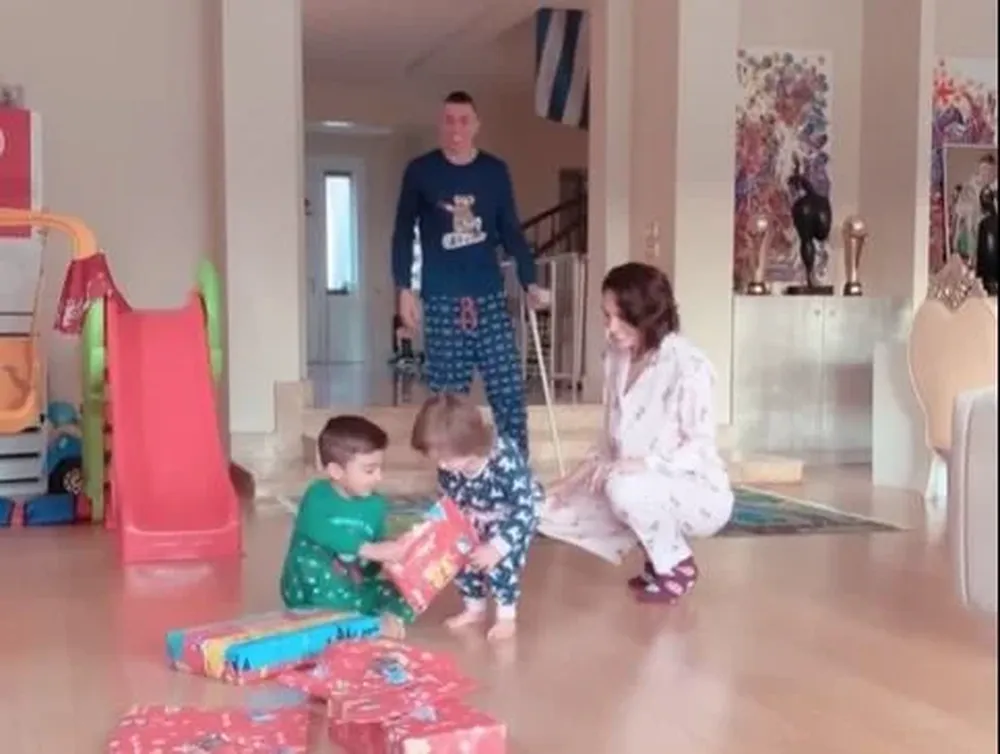 Muslera en familia y con dificultades para caminar