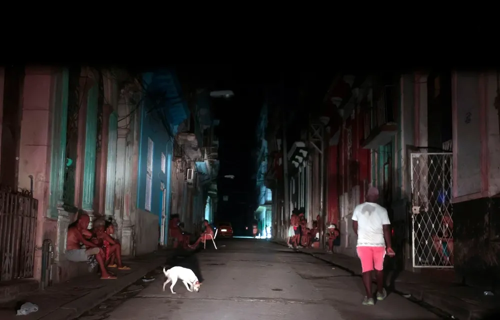 Las calles de La Habana a oscuras por el gigantesco apagón programado.