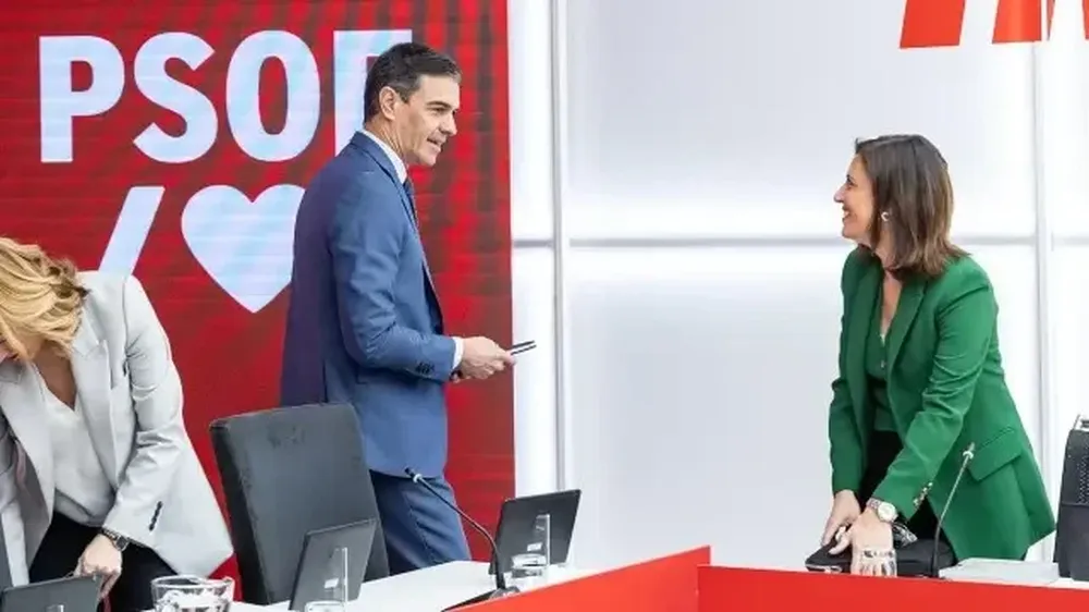 El presidente del Gobierno, Pedro Sánchez, y la portavoz del partido, Esther Peña