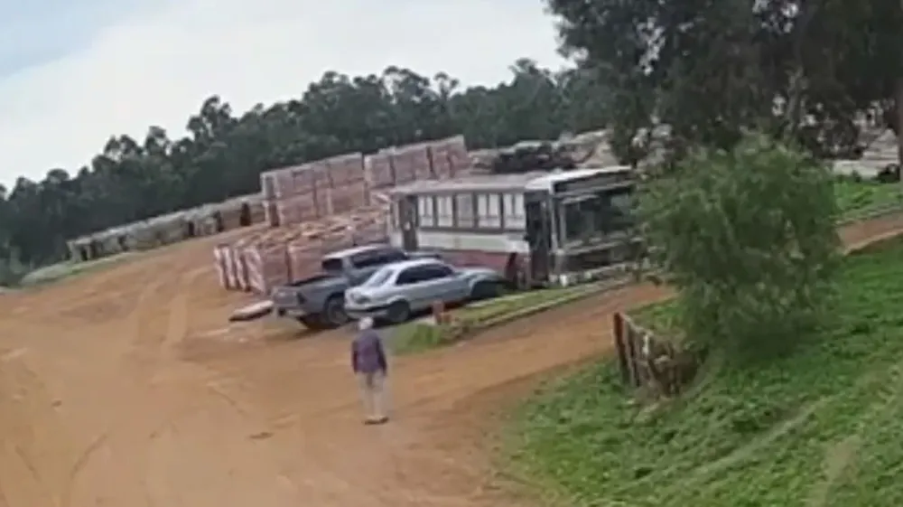 Momento en el que Radiccioni vuelve al ómnibus tras disparar