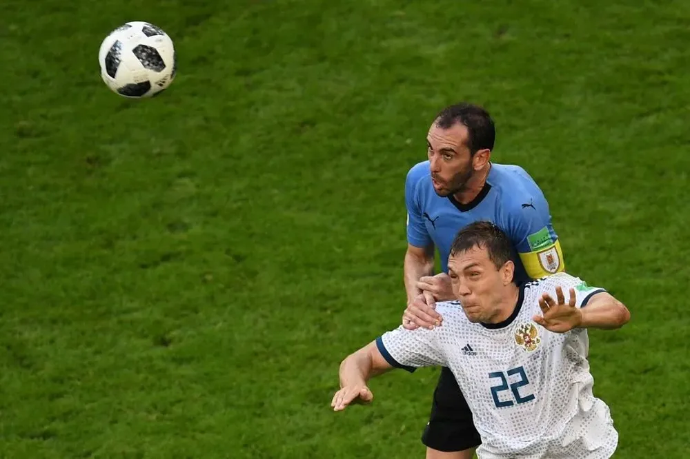 Diego Godín le ganó en el salto al ruso Artem Dzyuba