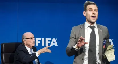 Demanda penal contra el cómico que provocó a Blatter