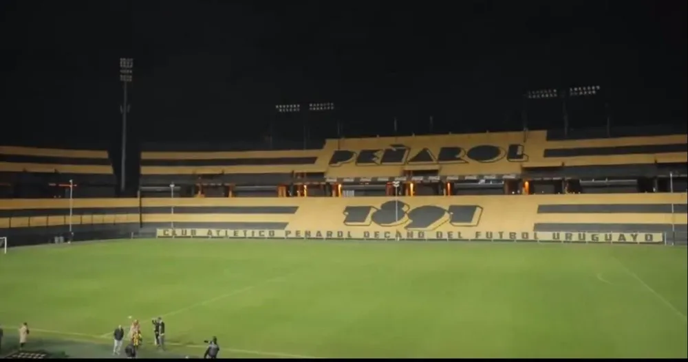 Peñarol presentó las luces del Campeón del Siglo