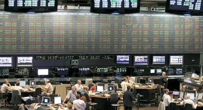 Caídas de las bolsas y tensión por YPF dominan Europa