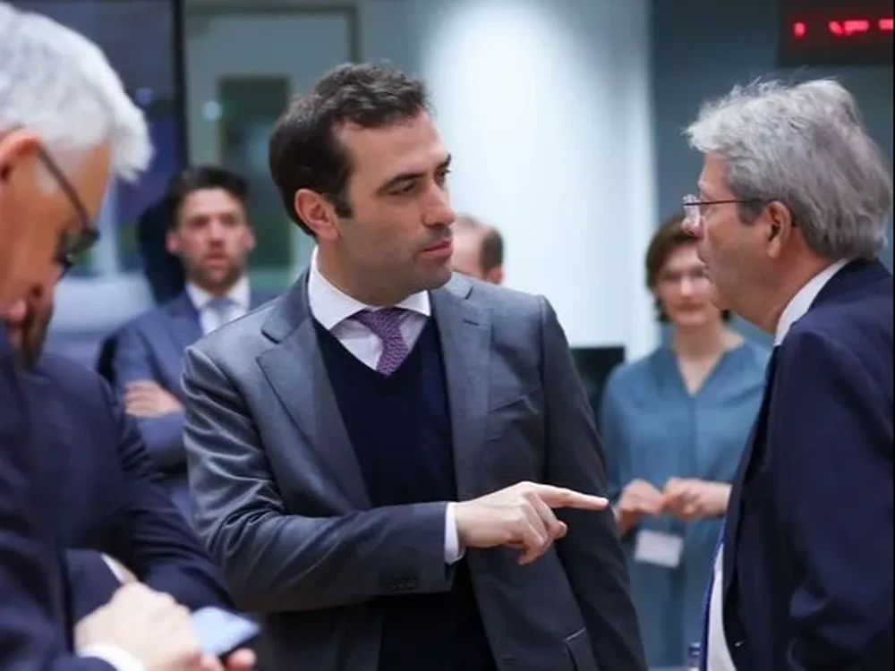 El ministro de Economía, Carlos Cuerpo, habla con el comisario de Economía y Finanzas, Paolo Gentiloni