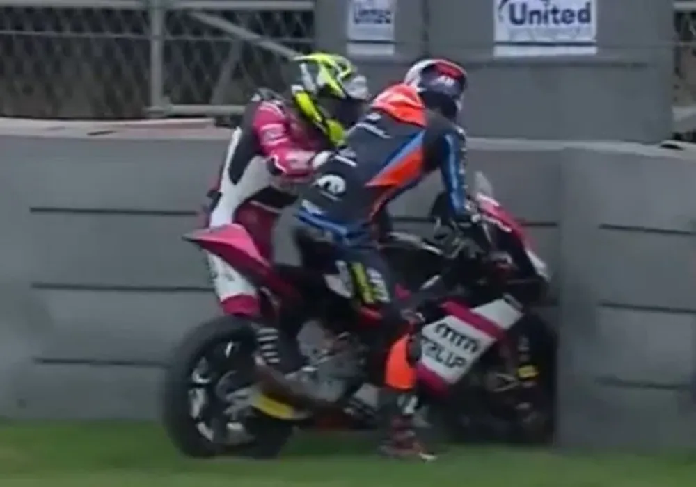 El piloto español y el italiano discuten luego del accidente con sus motos