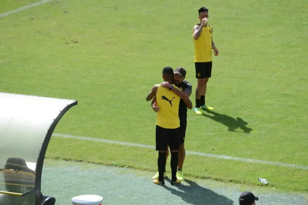 Fidel Martínez observa el entrenamiento de Peñarol