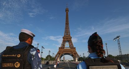 La Fuerza de Seguridad Internacional Lekhwiya Qatar hace guardia junto a un gendarme francés mientras patrullan frente a la Torre Eiffel decorada con los anillos olímpicos &nbsp; &nbsp;