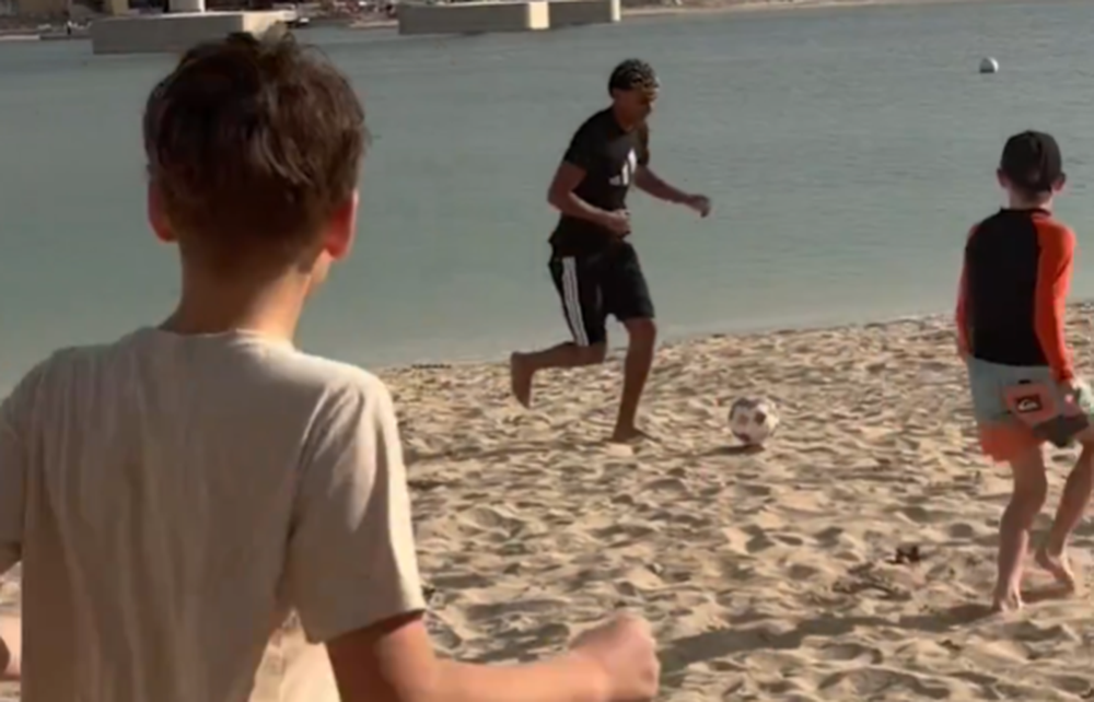 Lamine Yamal en la playa de Dubai jugando al fútbol con unos niños