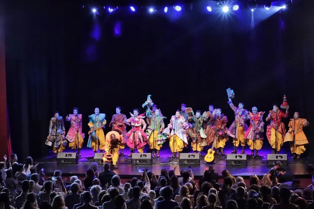 La murga La Gran Muñeca en el tablado del Movie.