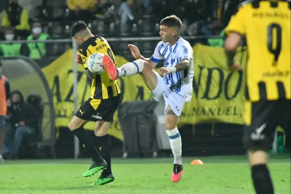 En un partido de pierna fuerte, Cerro Largo y Peñarol igualaron 2-2