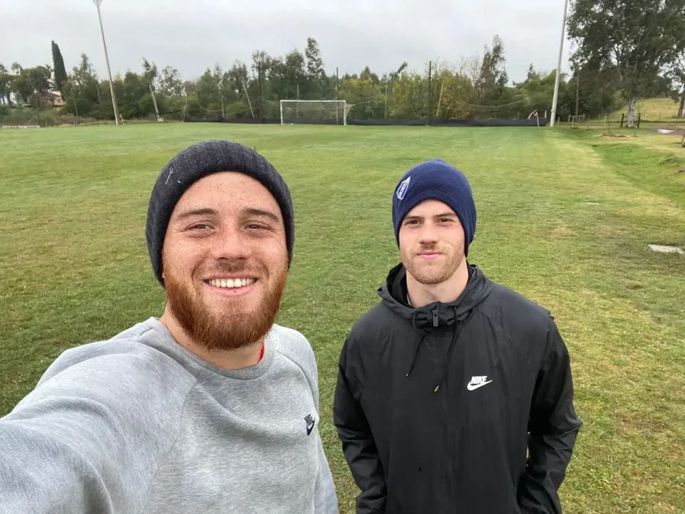Juan Ignacio Ramírez hace de fotógrafo con Santiago, con gorro de Nacional, detrás