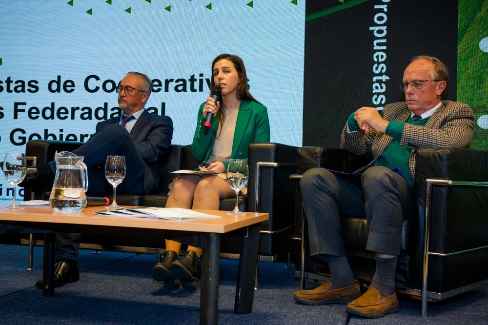 Sofía expuso las Propuestas de CAF vinculadas al tema juventud rural ante los candidatos a presidente de la República.