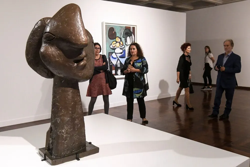 Cabeza de mujer en bronce