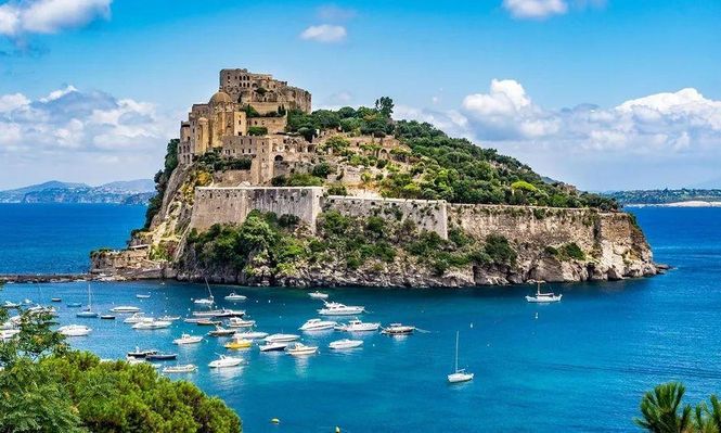 Aenaria: la fascinante historia de la ciudad italiana que quedó sumergida hace 2.000 años tras una erupción volcánica