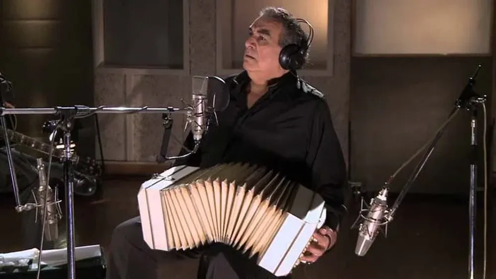 Además de tener una voz profunda y clara, Juárez se caracterizó por tocar un bandoneón de color blanco