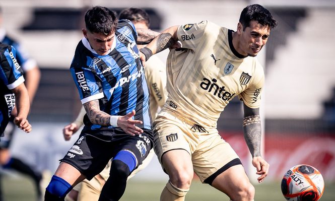 Gonzalo Napoli de Liverpool ante Maximiliano Silvera de Peñarol por el Torneo Clausura