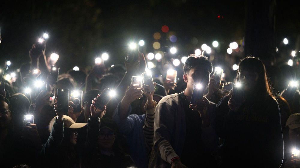 En Sídney, los espectadores que celebraban la Nochevieja encendieron las luces de sus teléfonos móviles durante un homenaje a las víctimas del ataque terrorista de Bondi.