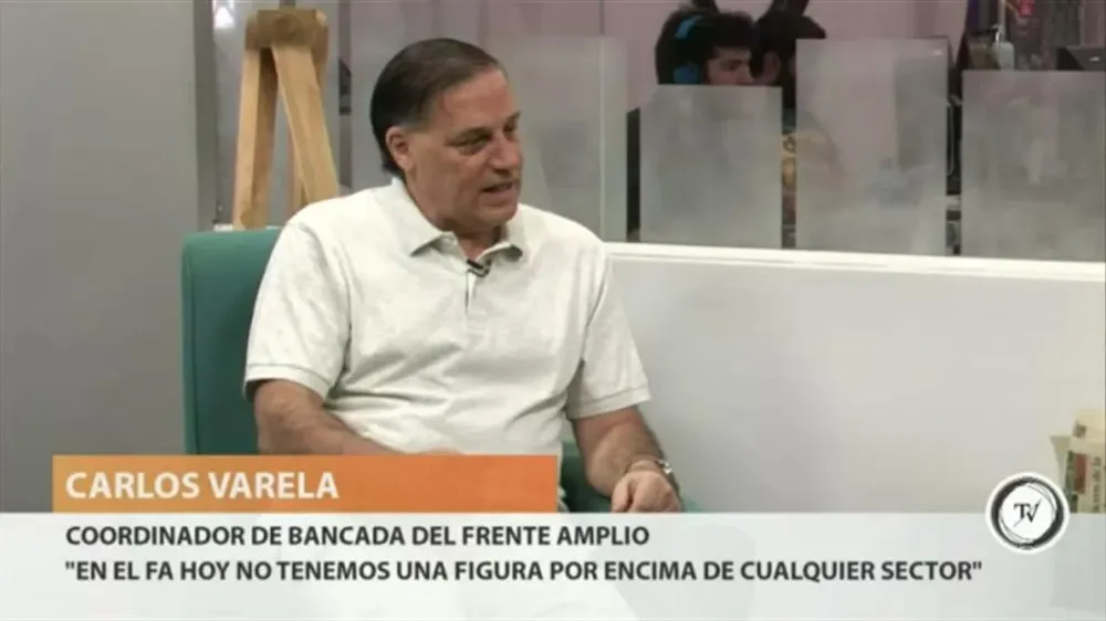 El diputado Carlos Varela, del sector Frente Líber Seregni y coordinador de la bancada del Frente Amplio, se refirió a la necesidad de que la fuerza política se adapte a los tiempos actuales. Pasa con algunos compañeros que siguen leyendo la realidad del Uruguay y del mundo con los mismos lentes de los años 60,70 y 80, dijo, y agregó que es necesario actualizar hipótesis que el Frente Amplio elaboró cuando no era gobierno. 