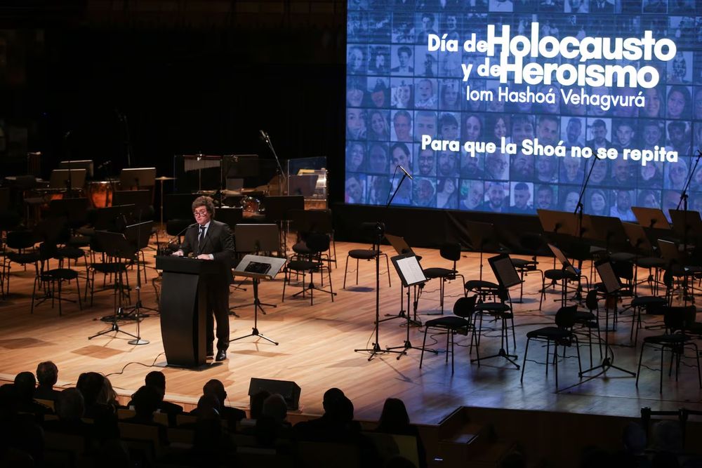 Javier Milei durante un acto por el Día del Holocausto, en la sala&nbsp;sinfónica del CCK.