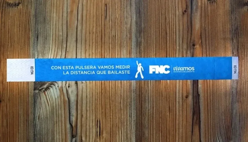 La pulsera tenía un chip que permitía medir la distancia recorrida en la pista de baile