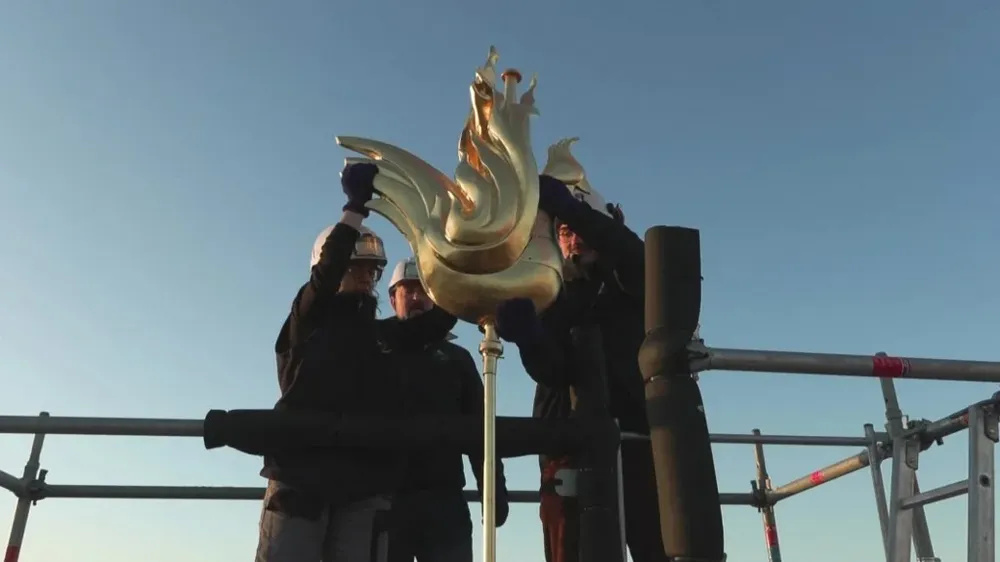 El nuevo gallo dorado, diseñado por Philippe Villeneuve, el arquitecto jefe de los monumentos históricos franceses, fue instalado este sábado.