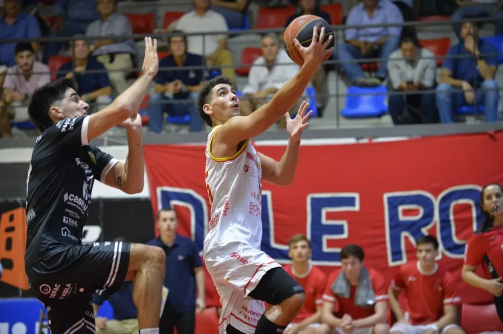 Santiago Fernández anota marcado por Federico Soto