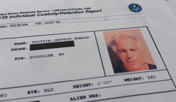 La ficha de detención de Jeffrey Epstein en 2019, uno de los documentos publicados por el Departamento de Justicia de Estados Unidos.