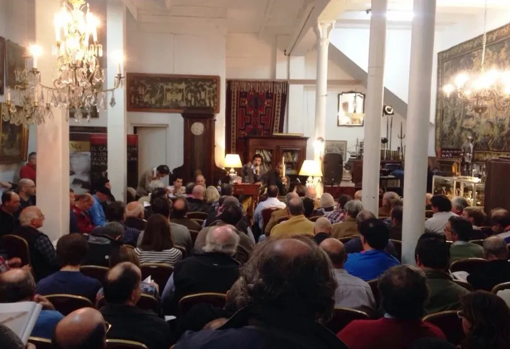 Sebastián Zorrilla de San Martín subastando uno de los lotes