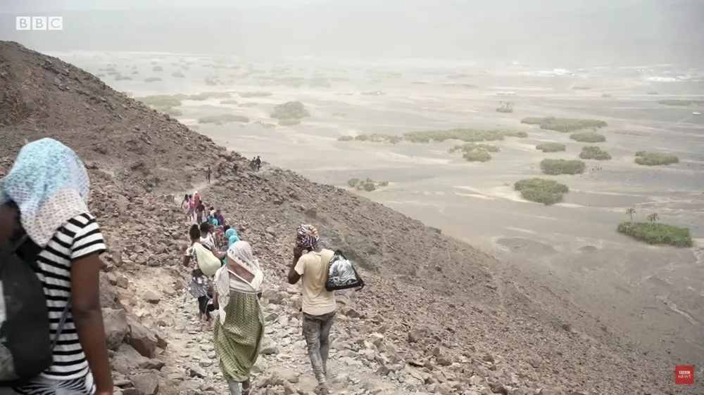 Los migrantes deben recorrer un duro camino de 2.000 kilómetros que implica cruzar montañas, desiertos, el Mar Rojo e incluso una zona de guerra