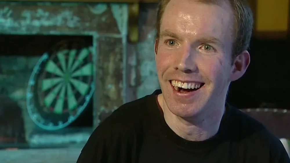 Lee Ridley hace monólogos bajo el nombre artístico Lost Voice Guy, que se traduce en algo así como nullel tipo que perdió la voznull.