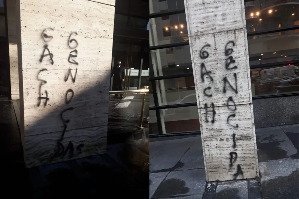 La pintada apareció en dos de las columnas del edificio