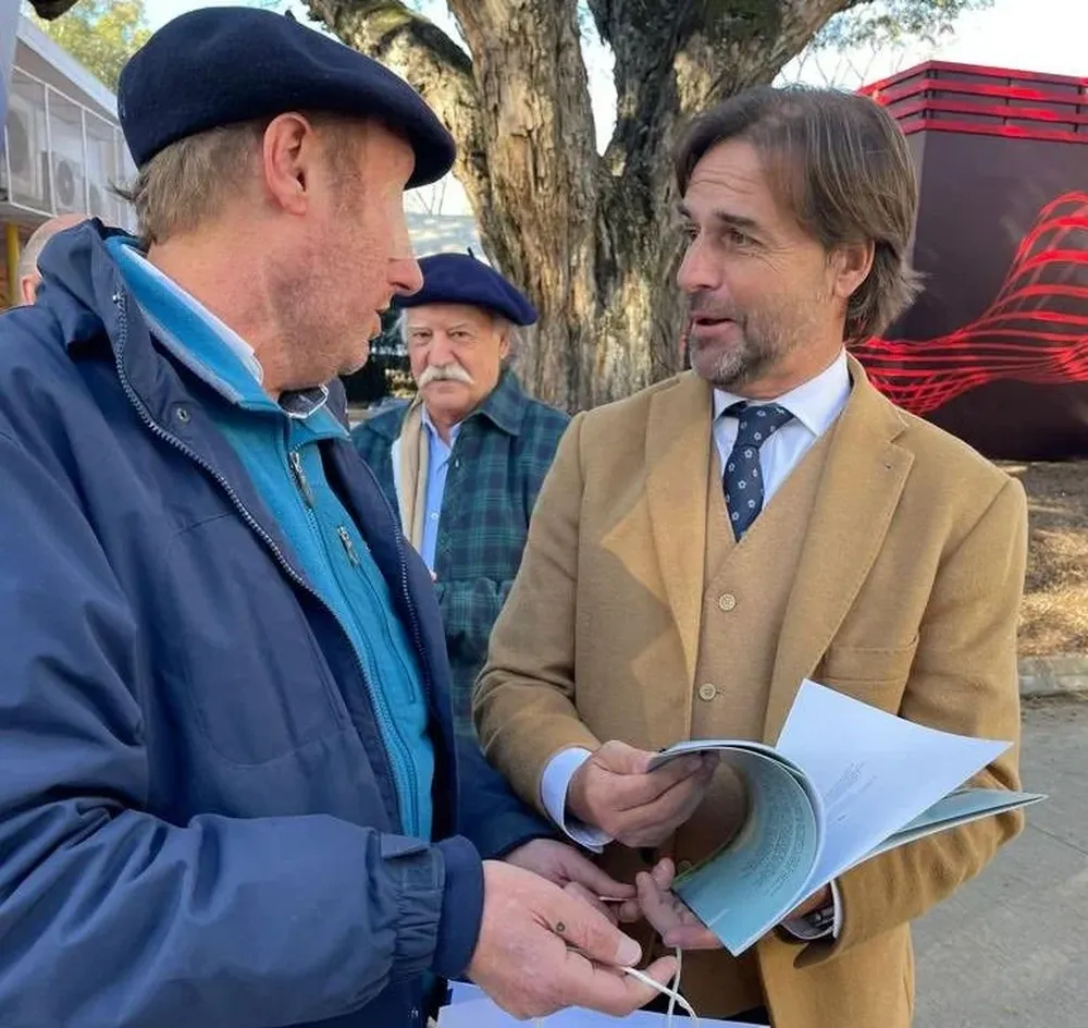 El momento del obsequio al presidente.