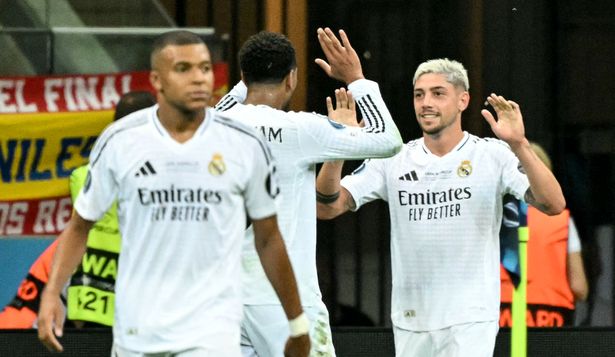 Federico Valverde celebra su gol para Real Madrid con Jude Bellingham en el debut de Kylian Mbappe&nbsp;