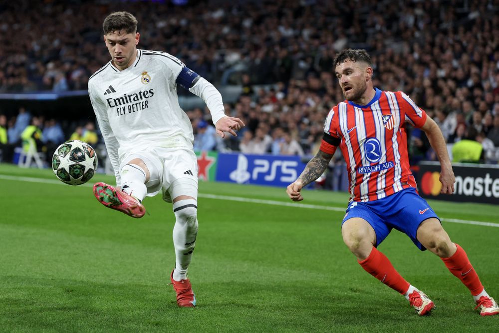 Federico Valverde de Real Madrid ante Javi Galán de Atlético de Madrid por la Champions League