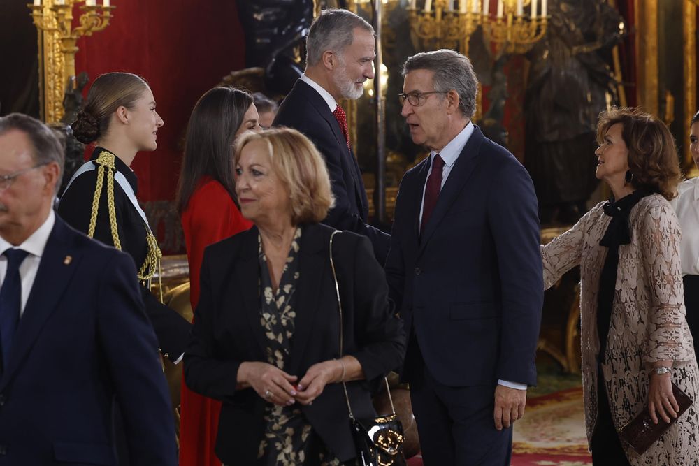 &nbsp;Los reyes de España, Felipe VI y Letizia, y la princesa de Asturias, Leonor de Borbón, saludan al presidente del PP, Alberto Núñez Feijóo. Foto: EFE.